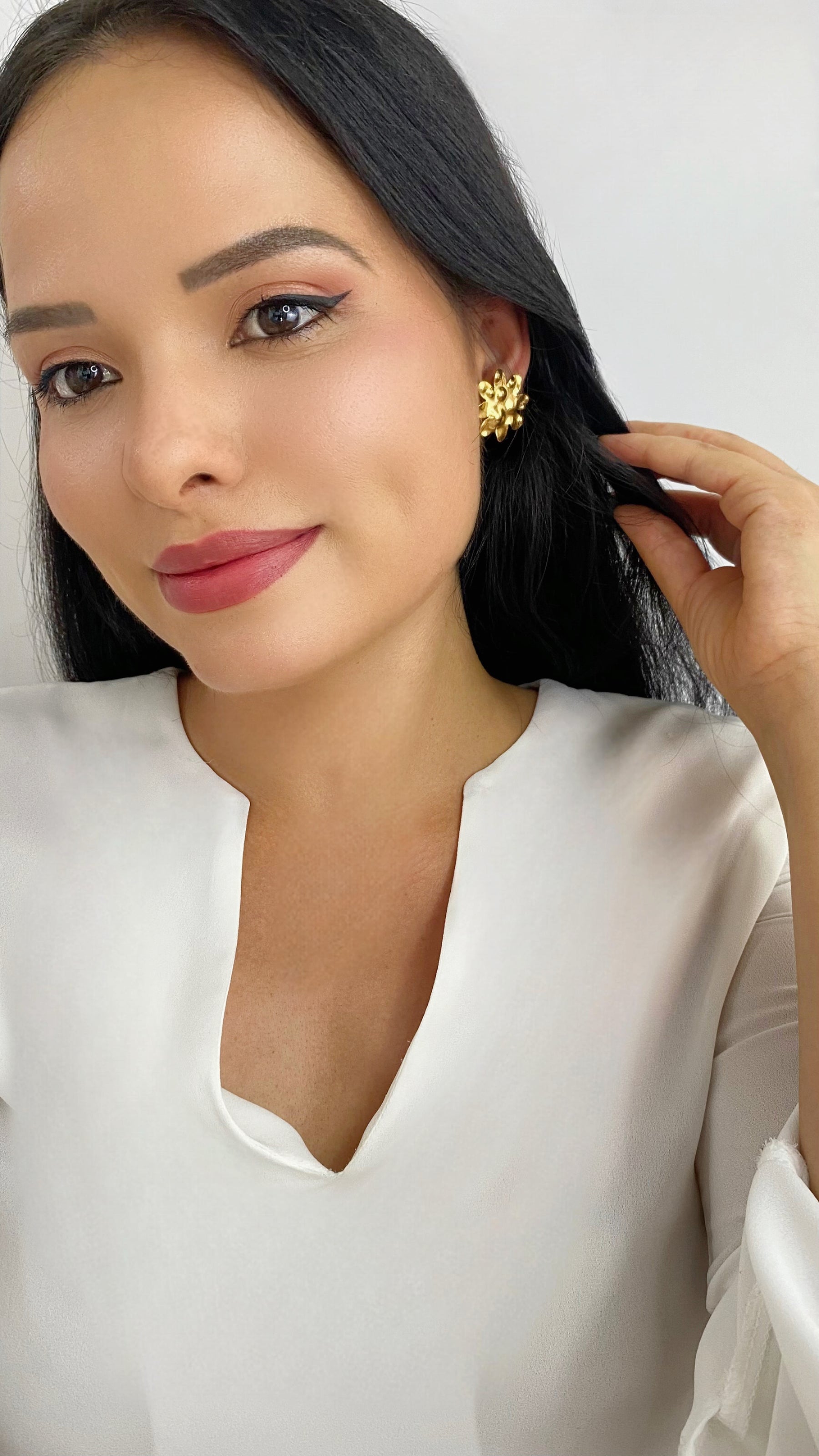 Brinco Flor Texturizado Banhada a Ouro