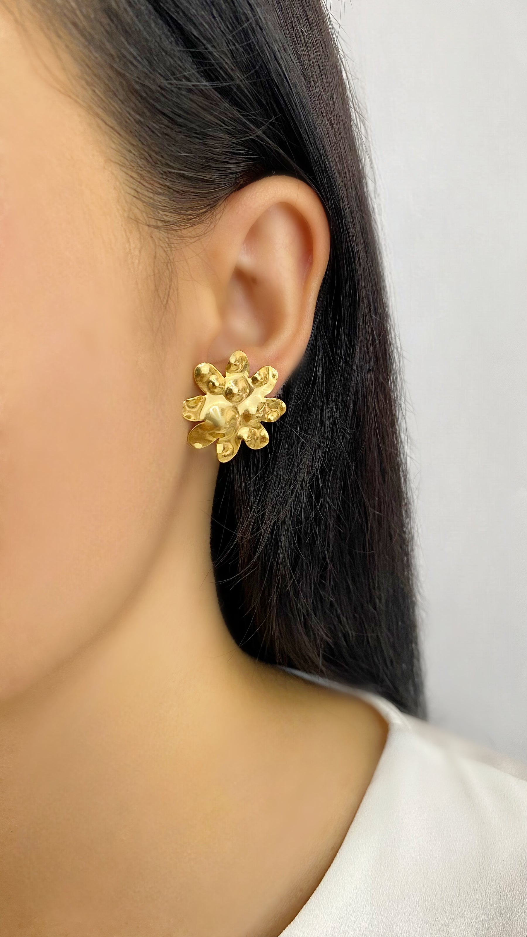 Brinco Flor Texturizado Banhada a Ouro