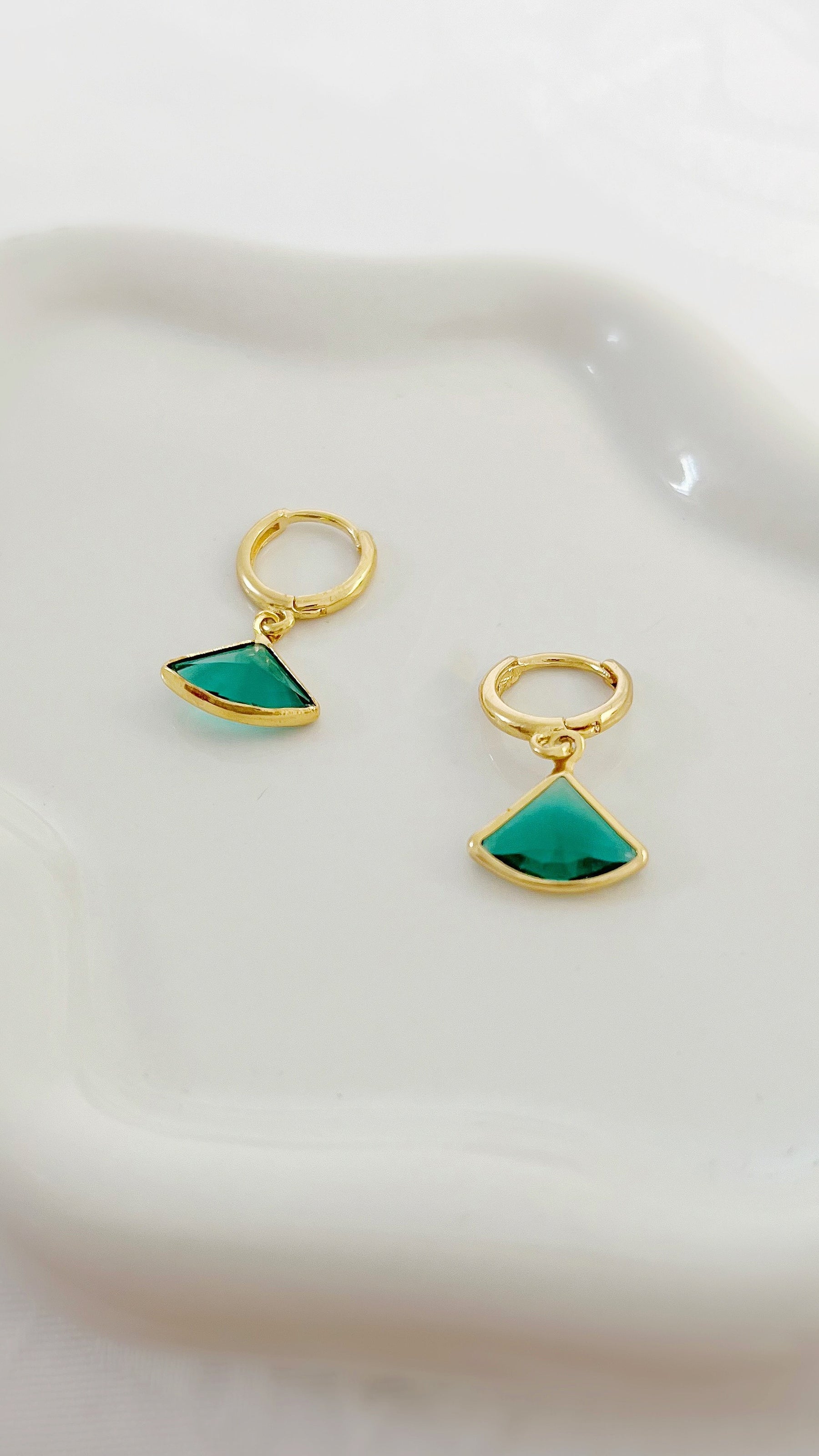 Argolinha com Pingente Leque Zircônia Verde Banhada a Ouro