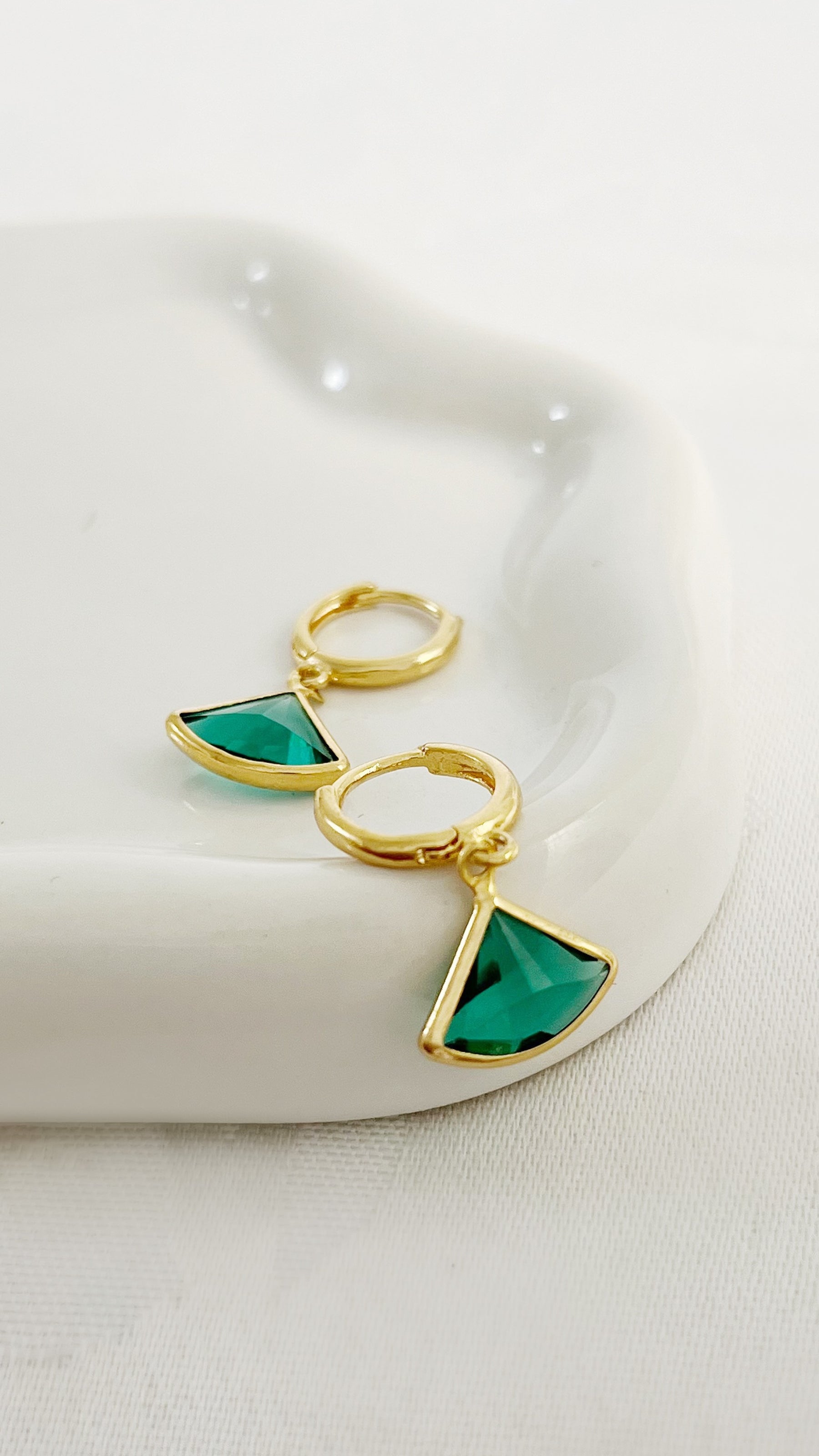Argolinha com Pingente Leque Zircônia Verde Banhada a Ouro