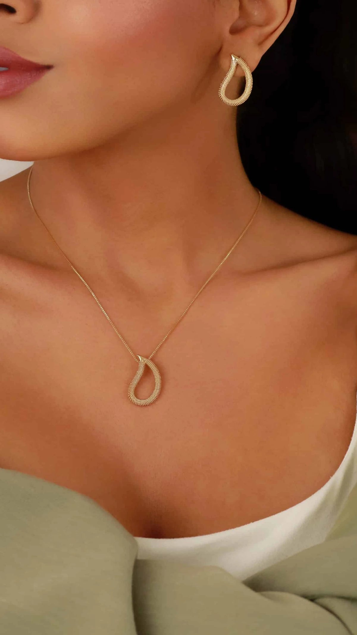 Conjunto Liso Gota Vazada 45 cm Banhado a Ouro