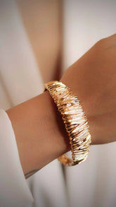 Bracelete Detalhado com Trava Banhado a Ouro