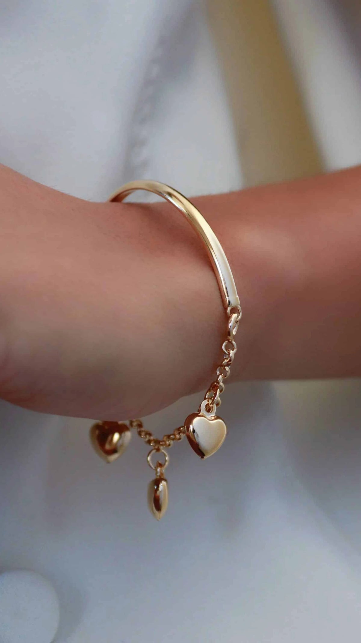 Bracelete Liso Aro Elos com Coracoes Pendurados Banhado a Ouro