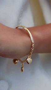 Bracelete Liso Aro Elos com Coracoes Pendurados Banhado a Ouro