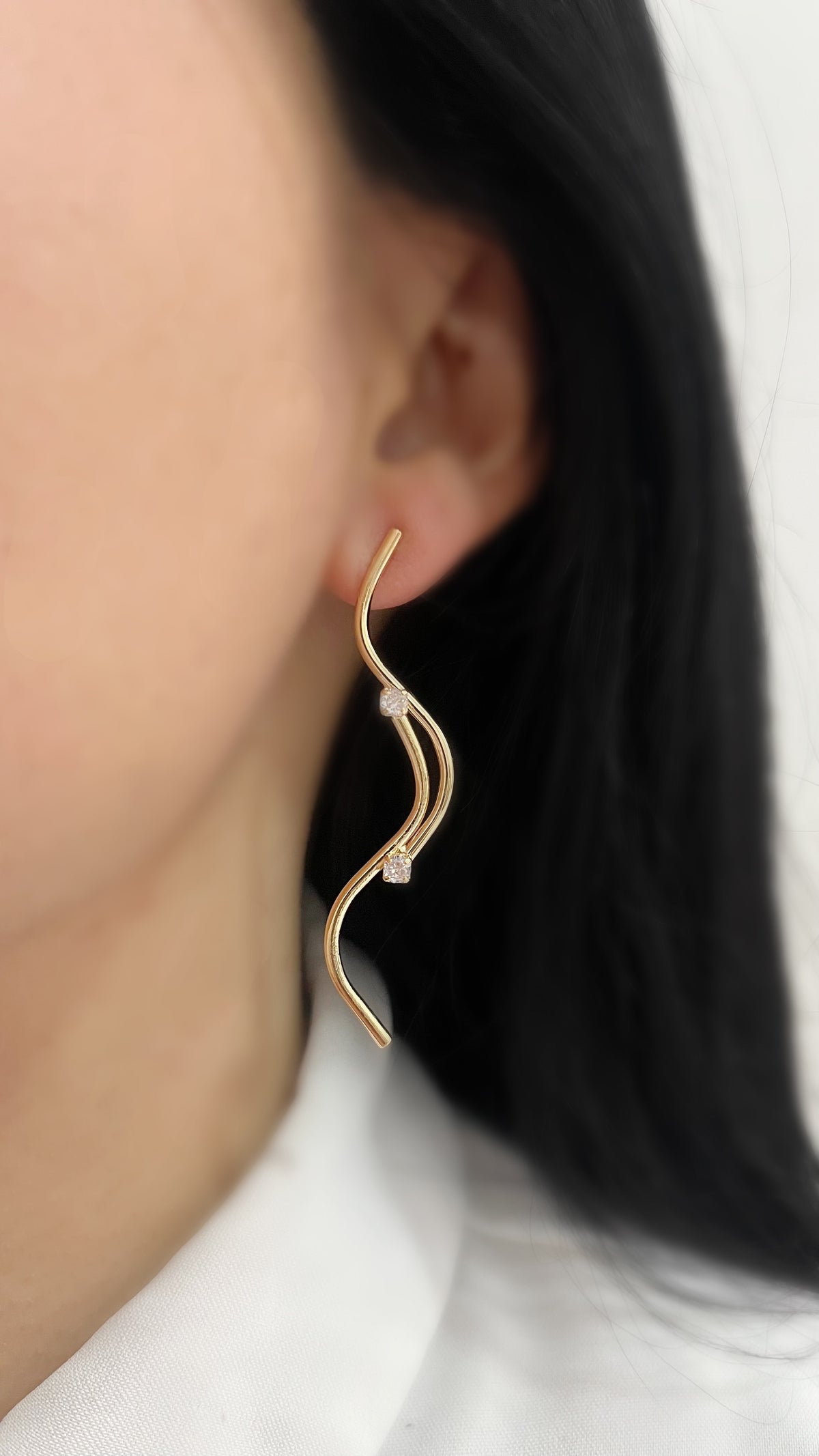 Brinco Onda Dourada Banhado a Ouro com Zircônia