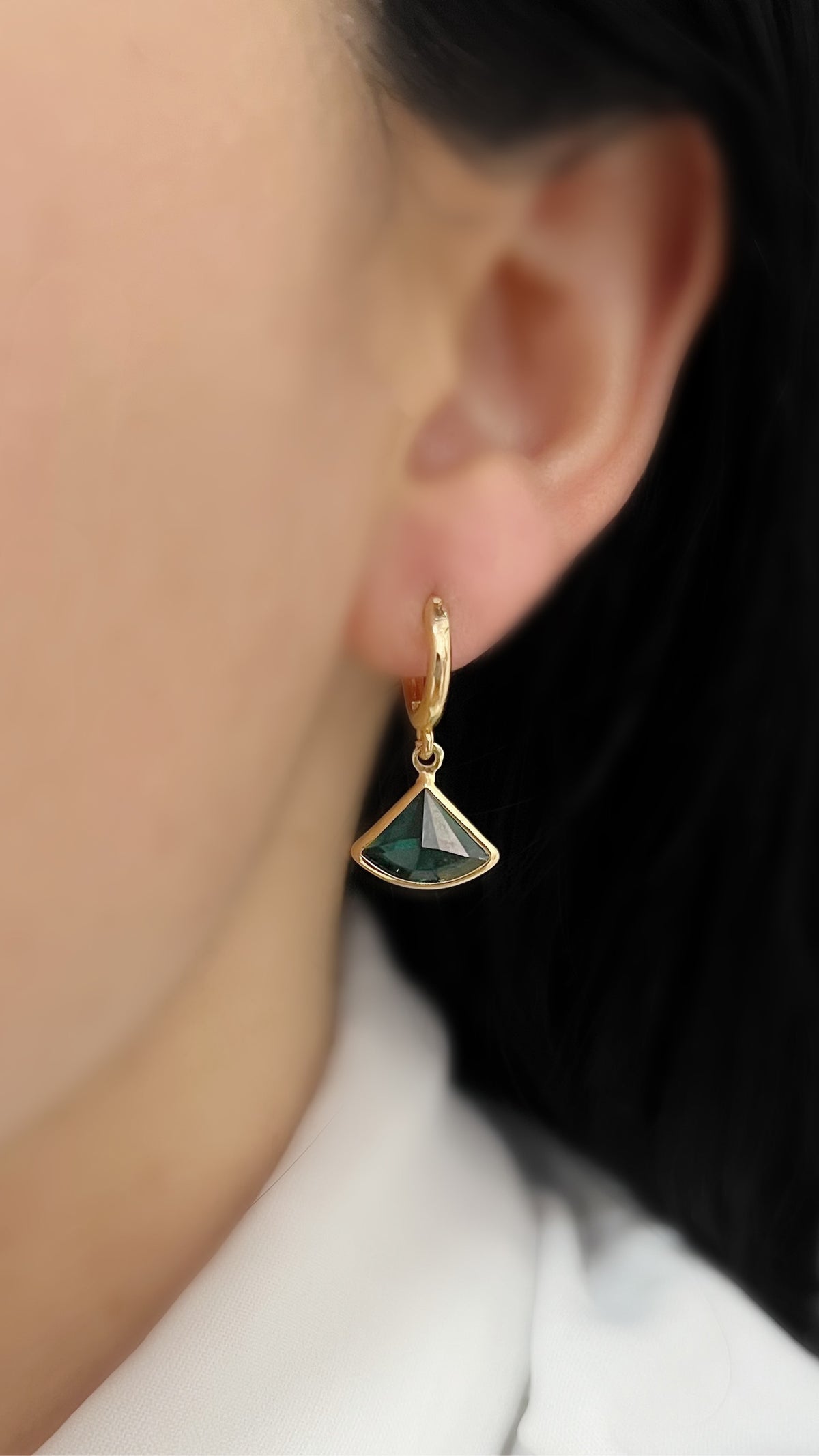 Argolinha com Pingente Leque Zircônia Verde Banhada a Ouro