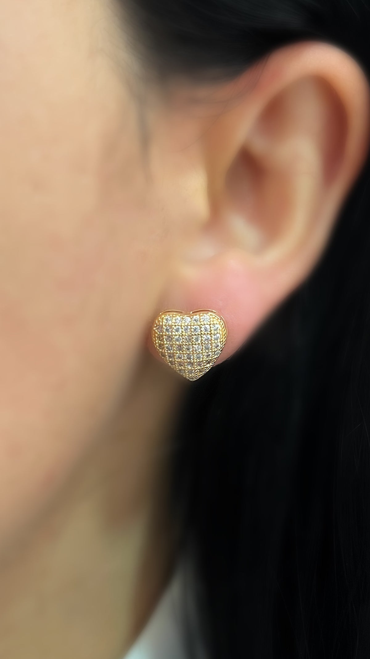 Brinco de coracao cravejado com zirconias banhado a ouro