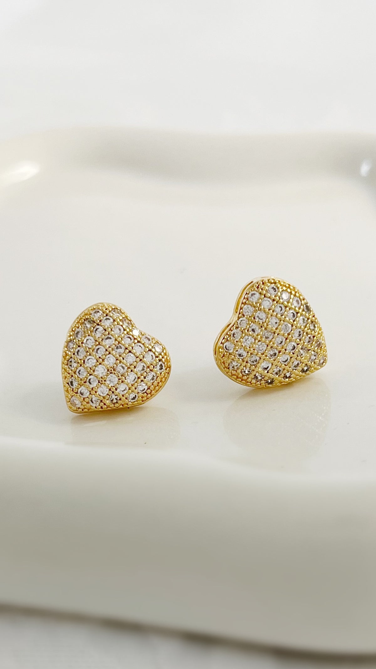 Brinco de coracao cravejado com zirconias banhado a ouro